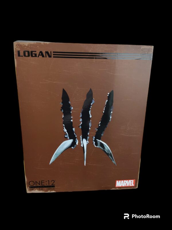 Figura de colección de Mezco one 12, Logan, figura con un par de cabezas intercambiables, con 3 pares de manos intercambiables, figura con muy buenos puntos de articulación.