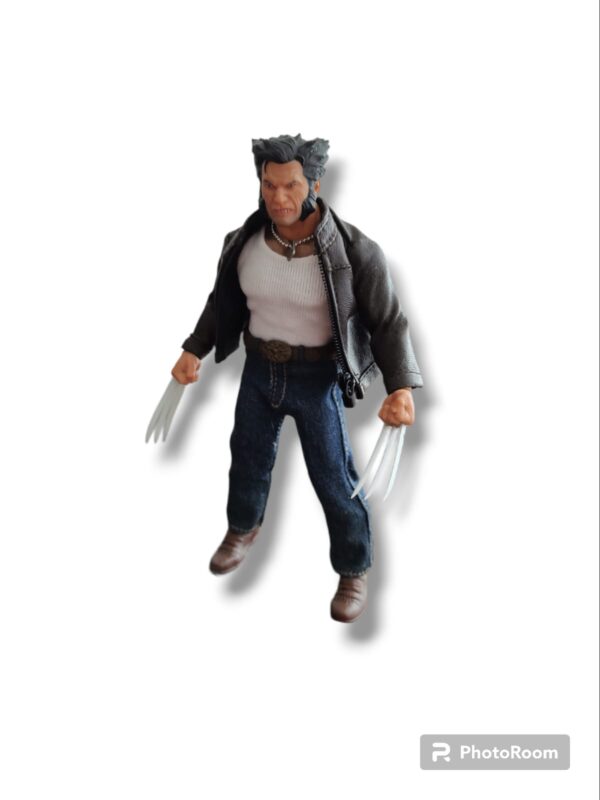 Figura de colección de Mezco one 12, Logan, figura con un par de cabezas intercambiables, con 3 pares de manos intercambiables, figura con muy buenos puntos de articulación.