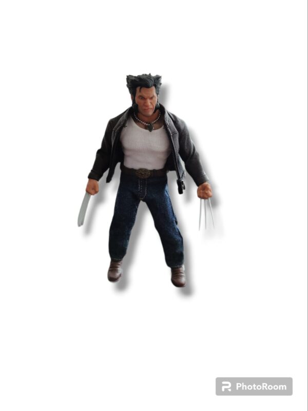 Figura de colección de Mezco one 12, Logan, figura con un par de cabezas intercambiables, con 3 pares de manos intercambiables, figura con muy buenos puntos de articulación.