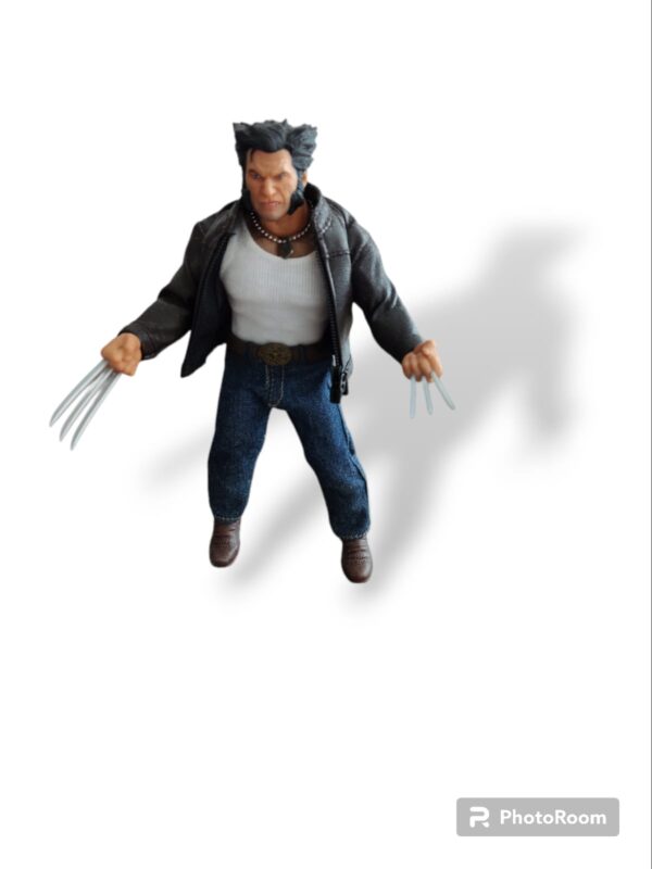 Figura de colección de Mezco one 12, Logan, figura con un par de cabezas intercambiables, con 3 pares de manos intercambiables, figura con muy buenos puntos de articulación.