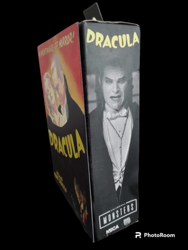 Figura de colección de la marca Neca, Drácula, aquel personaje interpretado por Bela Lugosi, figura en blanco y negro.