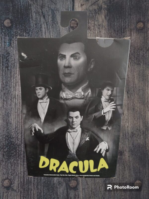 Figura de colección de la marca Neca, Drácula, aquel personaje interpretado por Bela Lugosi, figura en blanco y negro.