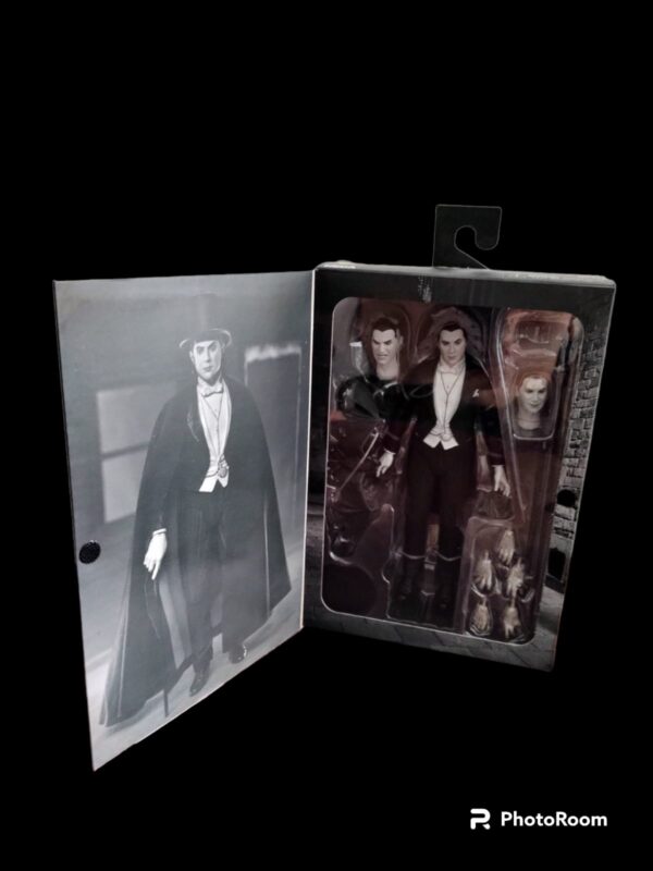 Figura de colección de la marca Neca, Drácula, aquel personaje interpretado por Bela Lugosi, figura en blanco y negro.