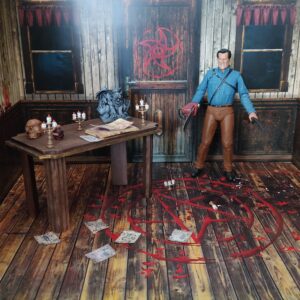 Diorama en 2D de Ash vs Evil Dead, con artículos que acompañan el diorama como el Necronomicón, cráneo, frasco de pociones, candelabros, mesón, adicionalmente figura nueva de Ash marca Neca.