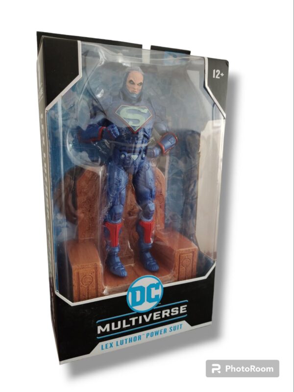 Figura de Mcfarlane Toys, Lex Luthor con el traje de poder sentado en el trono.