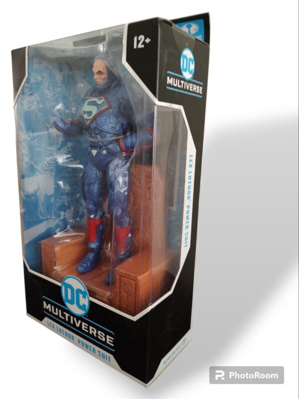 Figura de Mcfarlane Toys, Lex Luthor con el traje de poder sentado en el trono.