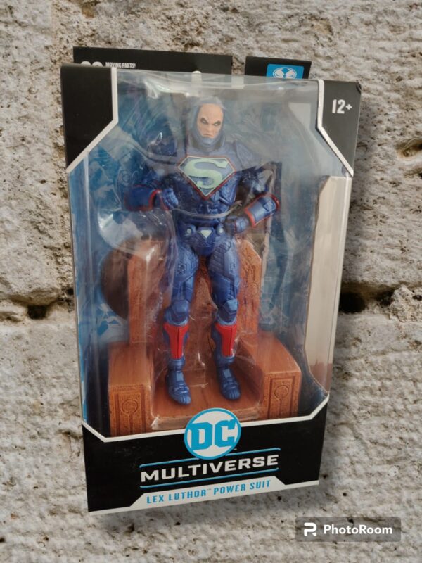 Figura de Mcfarlane Toys, Lex Luthor con el traje de poder sentado en el trono.