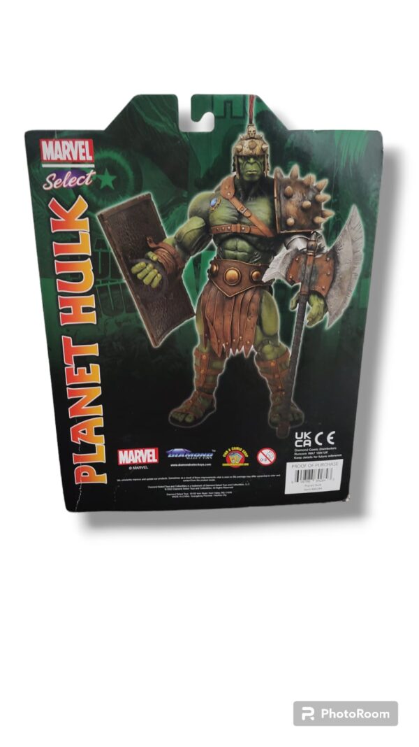 Figura de colección de uno de los personajes de Marvel, Hulk, aquel mítico personaje lleno de ira con una monumental fuerza, en esta versión Hulk aparece como un gladiador, con su escudo y su tocado, tal cual un guerrero.