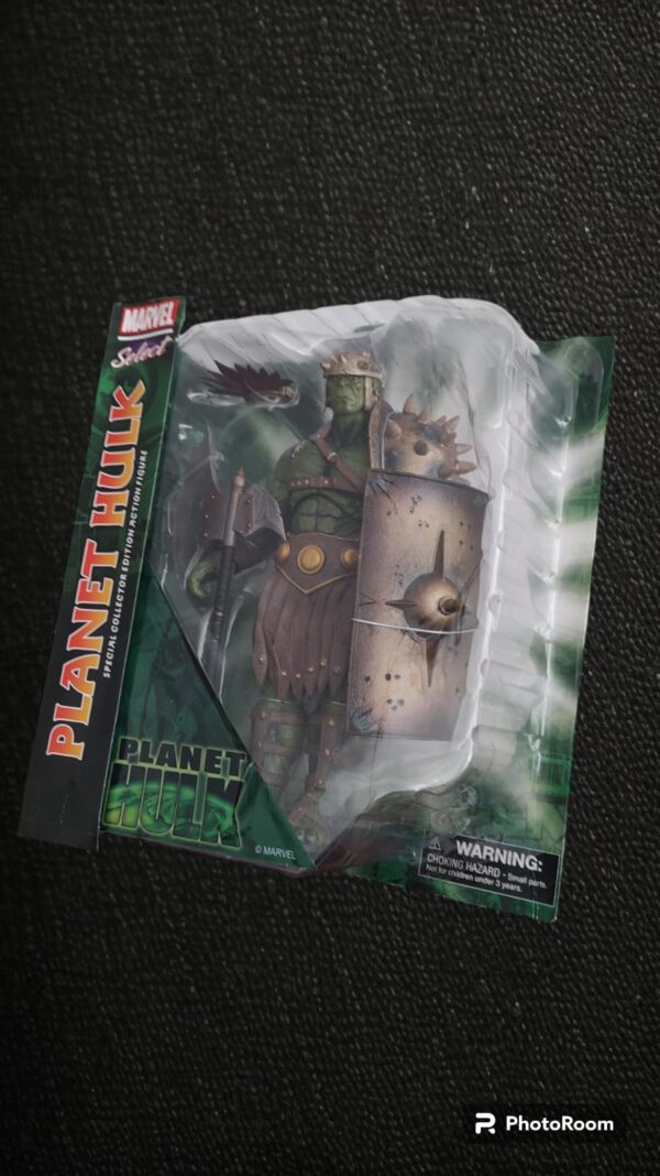 Figura de colección de uno de los personajes de Marvel, Hulk, aquel mítico personaje lleno de ira con una monumental fuerza, en esta versión Hulk aparece como un gladiador, con su escudo y su tocado, tal cual un guerrero.