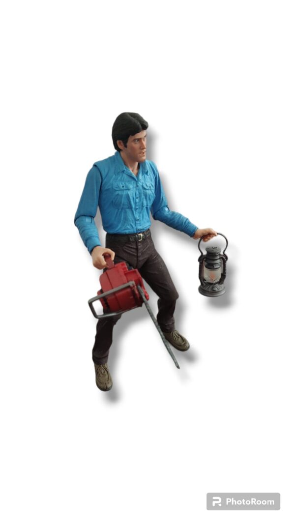 Figura de las peliculas de Evil Dead con su protagonista Ash, donde comienza la historia del Necronomicón y las desventuras de Ash.