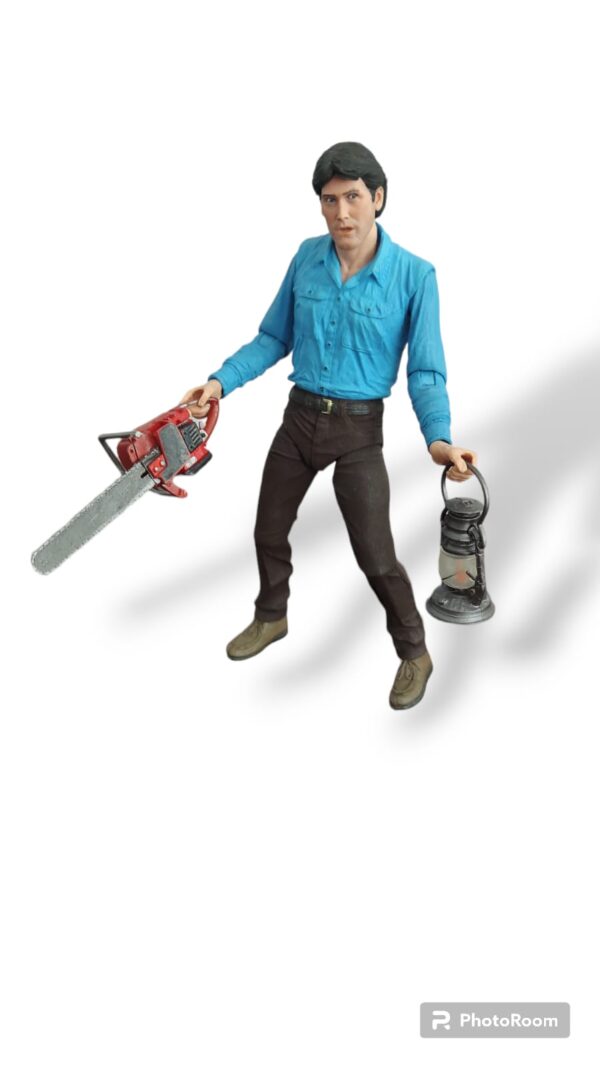 Figura de las peliculas de Evil Dead con su protagonista Ash, donde comienza la historia del Necronomicón y las desventuras de Ash.