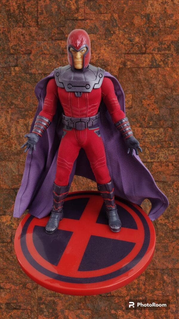 Figura de colección Magneto, de la marca Mezco One 12.