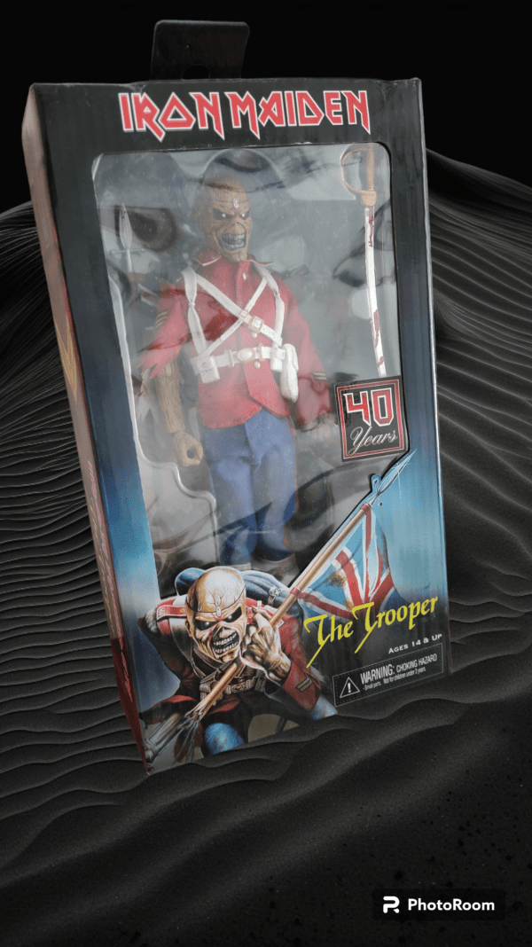 The Trooper 40 años Eddie, figura de colección de la marca Neca.